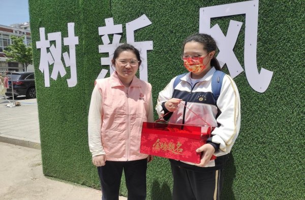 她接过父亲爱心“接力棒”，迄今7年，助学帮困4万多元——陈维雾5名孤困孩子心目中的爱心妈妈“最美”